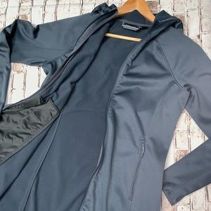 Women’s mountain hard wear jacket.